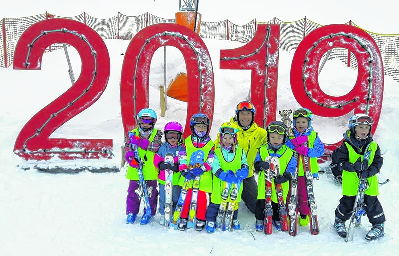 Michael Blessing in Jungholz mit den Bambini-Skifahrern. Bei seinem stressigen Beruf ist das genau der richtige Ausgleich für den Holzgerlinger. Bild: z