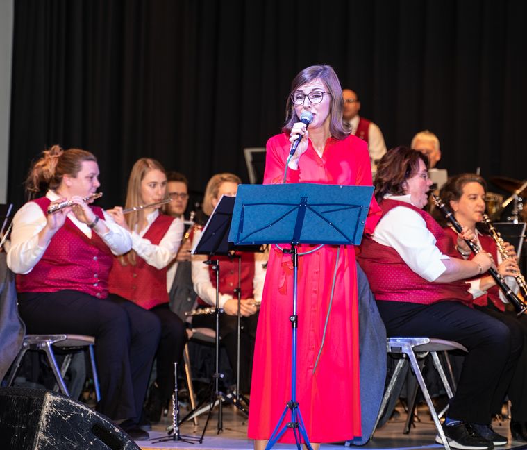 Fabienne Kreczmarsky und der Musikverein Magstadt in der Festhalle.         Bild: Richter