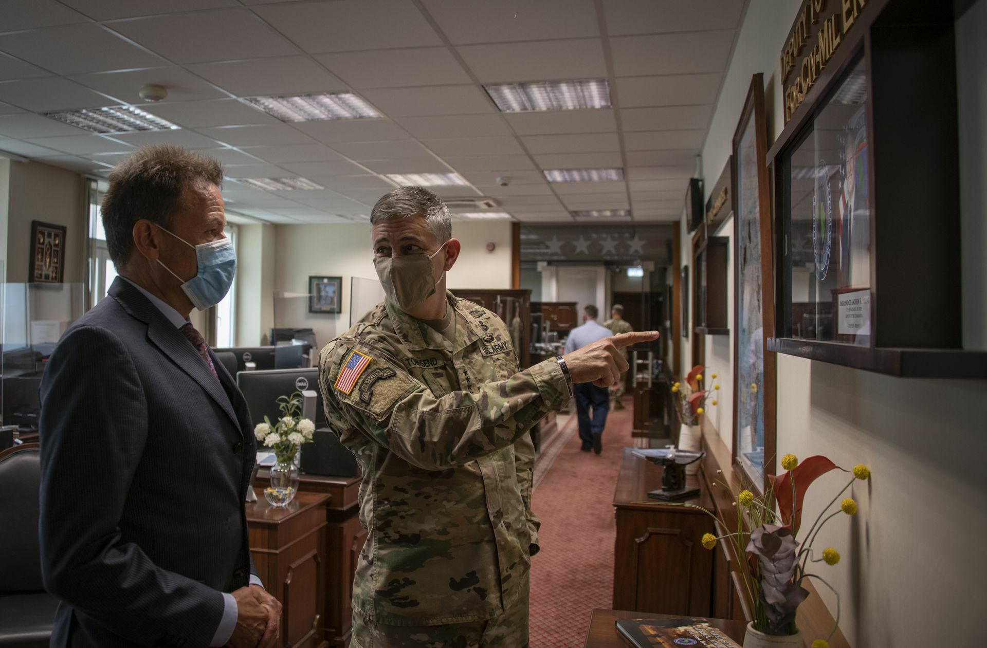 US-General Stephen Townsend (re.) im Gespräch mit StN-Chefredakteur Christoph Reisinger in der Afrika-Kommandozentrale der US-Streitkräfte in Stuttgart.