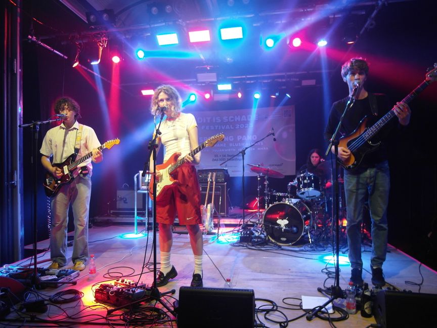Filip Bayer (Gitarre) , Katja Seiffert (Bandleaderin, Gitarre und Geseng) , Angela Requena Fuentes (Schlagzeug) und Christian Lincke (Bass) waren als Blush Always zum ersten Mal beim Indie-Festival "dit is schade!" zu Gast und brachten Indie-Rock im Still der Neunzigerjahre auf die Bühne. Bild: Staber