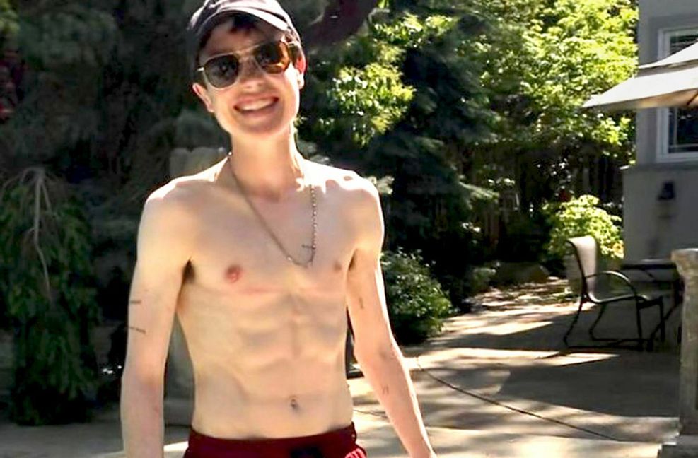 Ein bisschen Glück in der Sonne: Schauspieler Elliot Page posiert oben am Pool, weil Männer das oft tun. Für ihn ist es ein weiterer Schritt, das alte Leben als Ellen Page endlich auch körperlich hinter sich lassen zu können. Foto: Screenshot / Instagram
