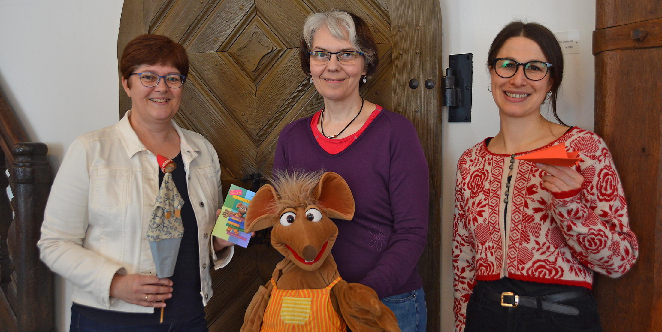 Illja Widmann, Leiterin der Städtischen Museen, Ursula Ebel, Webmeisterin und Museumspädagogin und Johanna Minzer, Mitarbeiterin der Stadtbibliothek Sindelfingen (von links) freuen sich auf die vielen Aktionen des neuen Kinderprogramms. Mit dabei ist natürlich auch die Museumsmaus Kim. Bild: Greck