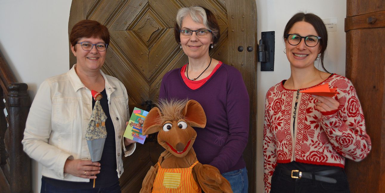 Illja Widmann, Leiterin der Städtischen Museen, Ursula Ebel, Webmeisterin und Museumspädagogin und Johanna Minzer, Mitarbeiterin der Stadtbibliothek Sindelfingen (von links) freuen sich auf die vielen Aktionen des neuen Kinderprogramms. Mit dabei ist natürlich auch die Museumsmaus Kim. Bild: Greck