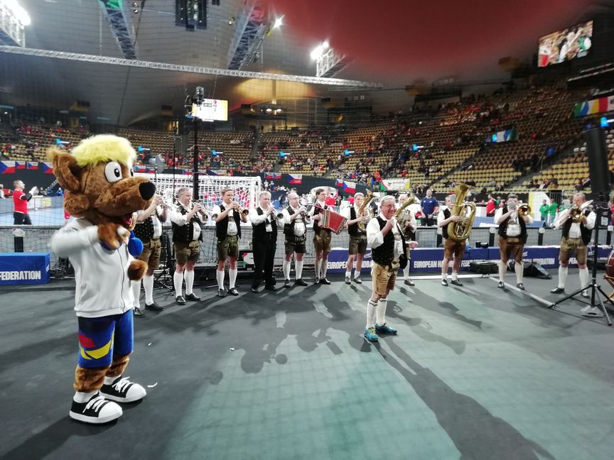 Maskottchen Hannibal immer mitten drin. Bild: Zürn