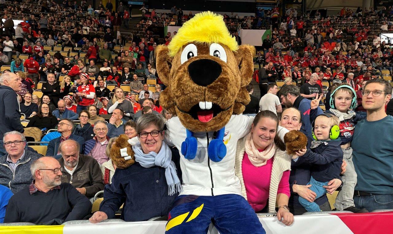 Maskottchen Hanniball mit Fans aus dem Kreis Böblingen. Vorne links Karin Artschwager, vorne rechts Anna-Lena Artschwager. Bild: z
