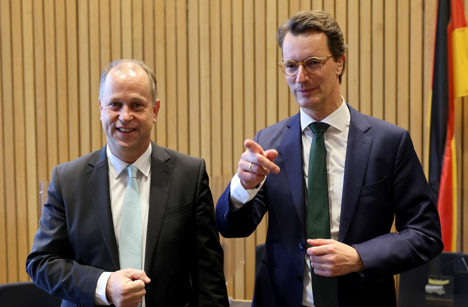 Hendrik Wüst (rechts) hat am Mittwoch beim stellvertretenden Regierungschef Joachim Stampp und dessen FDP um Unterstützung geworben.
 Foto: dpa/Oliver Berg