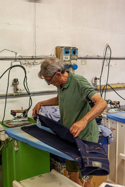 Die Jeans werden von Hand gebügelt