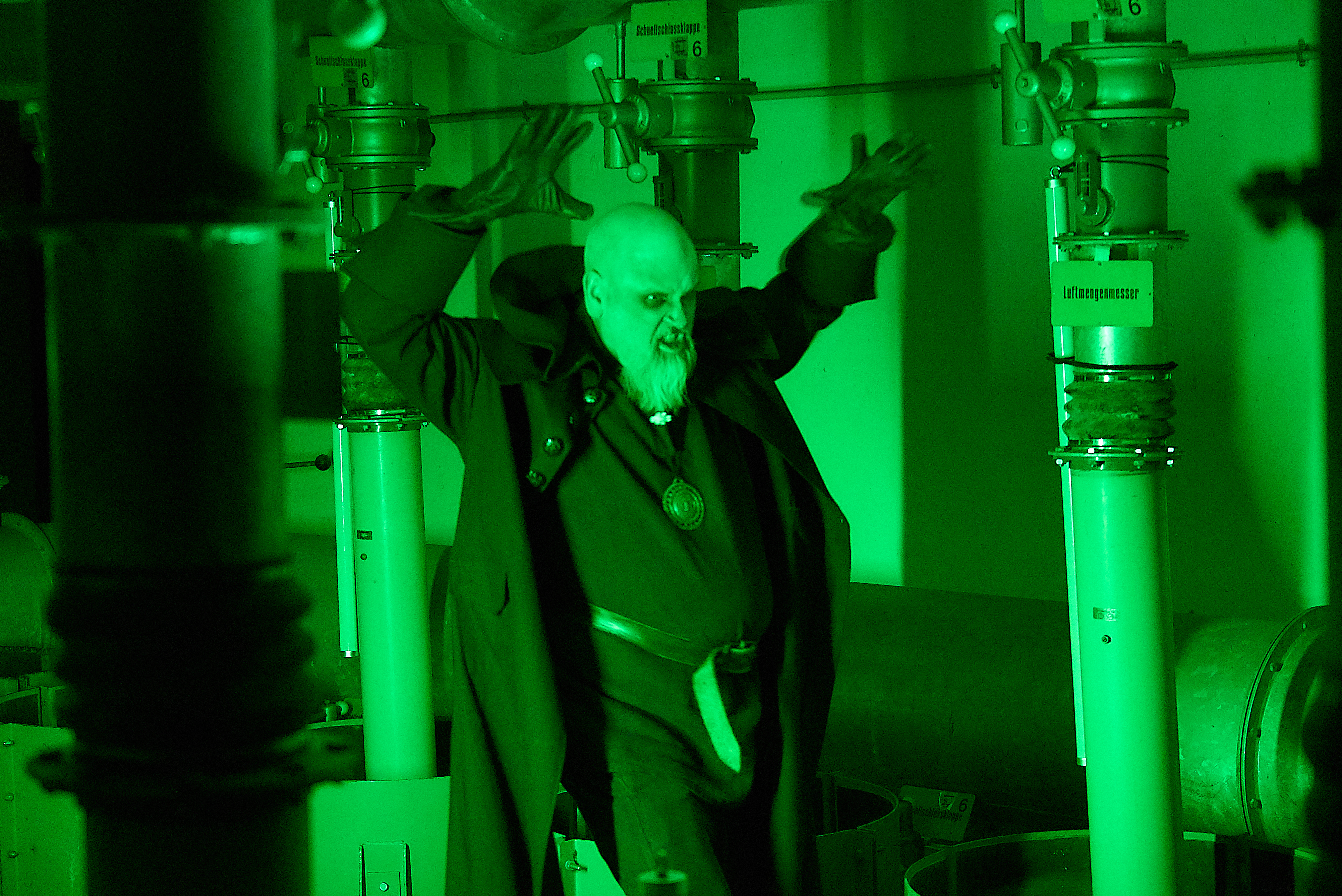Ganz schön gruselig: Ingo Sika beim Videodreh für die Biennale-Rock-Oper im Technikraum des alten Atombunkers.  Bild: Heiden