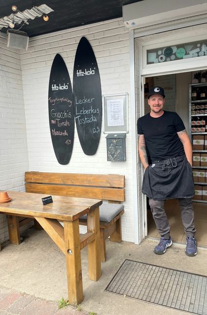 Nicht nur die Crew aus dem Söl’ring Hof kehrt gerne bei Fabian de Vries ein, man trifft hier auch die Mannschaft aus der In-Bar Gogärtchen in Kampen, aus dem euroasiatischen Restaurant Tellerrand in Westerland oder aus der Kult-Strandbude Sansibar. Der Laden ist so was wie  die inoffizielle Mitarbeiter-Kantine der Sylter Gastronomie.