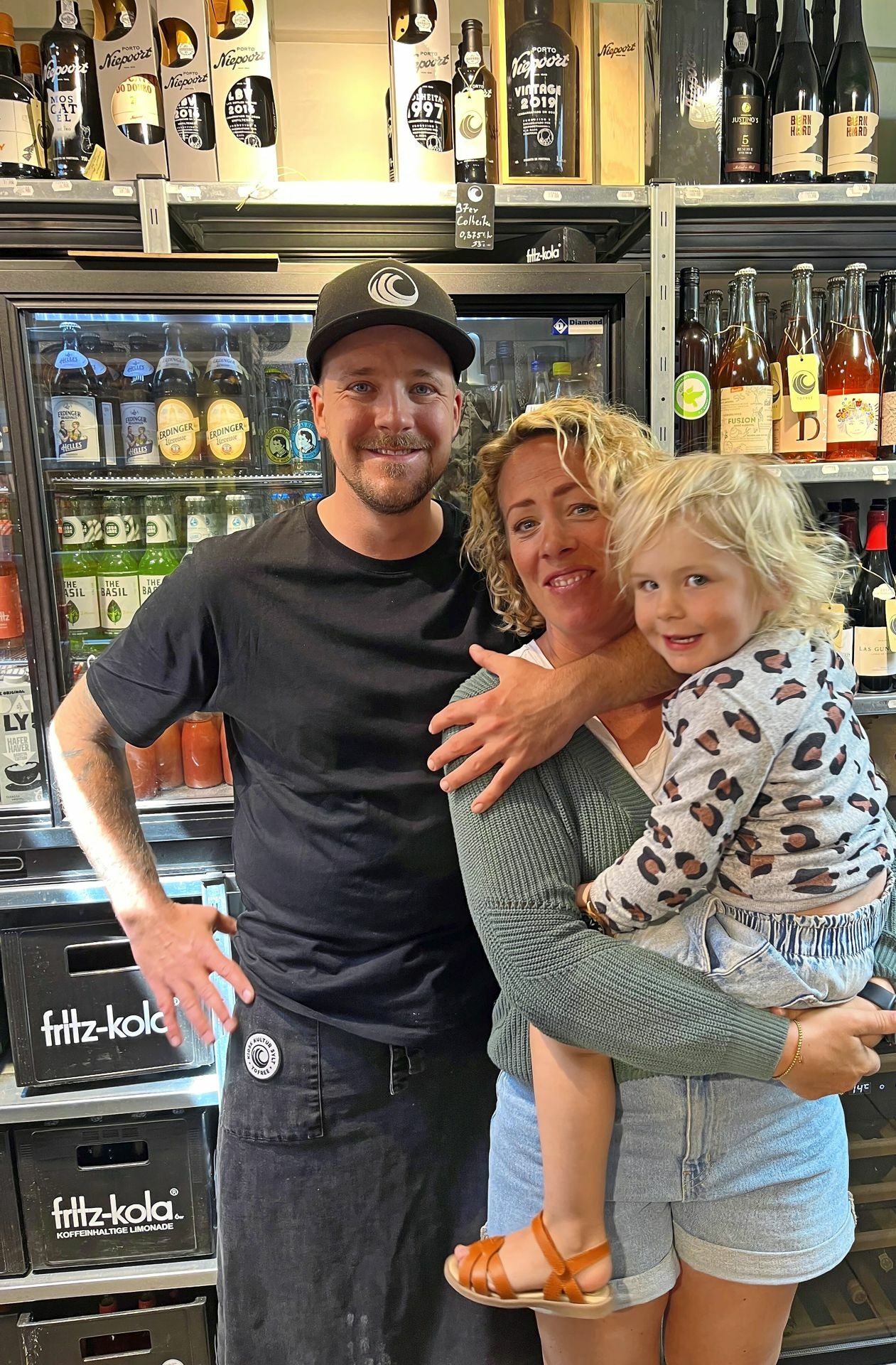 Ein Geheimtipp ist der Kiosk Tofree in Tinnum. Das aus Wilhelmshaven stammende Paar Nora und Fabian de Vries lebt schon einige Zeit auf Sylt. Als 2020 Tochter Rubi unterwegs war haben sich die beiden einen Traum erfüllt und in Tinnum ein   Tagesbistro eröffnet. Und die Sylter rennen den beiden die Bude ein.