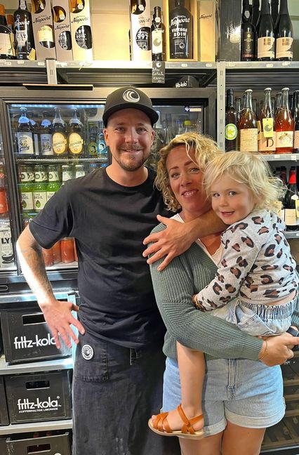 Ein Geheimtipp ist der Kiosk Tofree in Tinnum. Das aus Wilhelmshaven stammende Paar Nora und Fabian de Vries lebt schon einige Zeit auf Sylt. Als 2020 Tochter Rubi unterwegs war haben sich die beiden einen Traum erfüllt und in Tinnum ein   Tagesbistro eröffnet. Und die Sylter rennen den beiden die Bude ein.