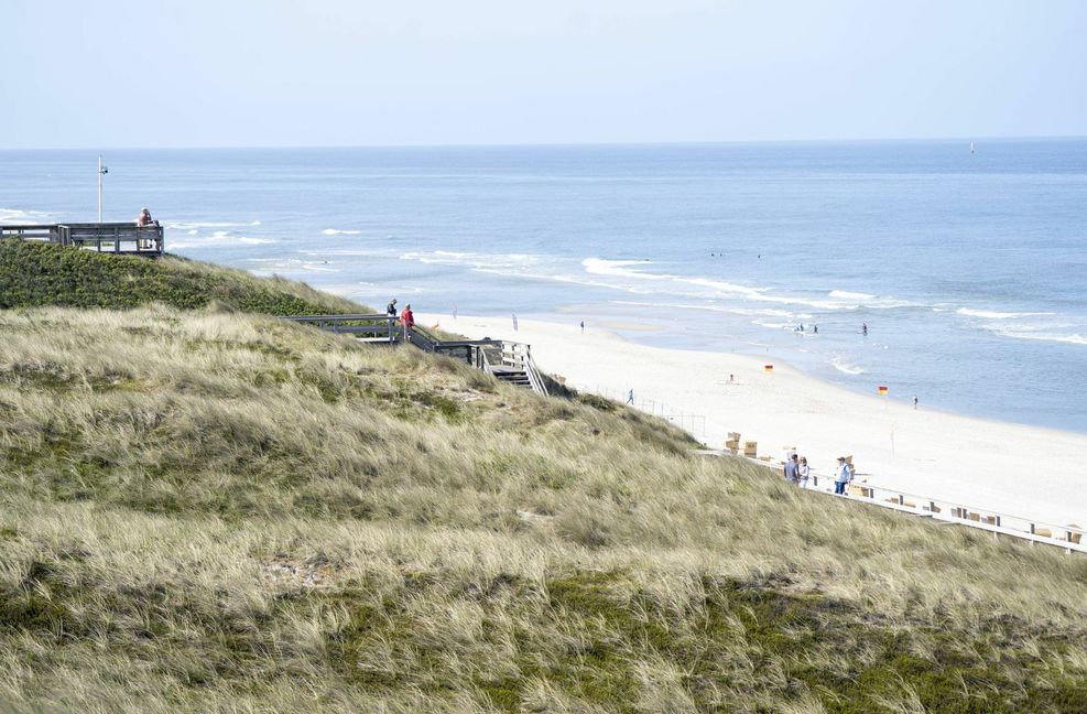 Sylt, die raue Schönheit ganz im äußersten deutschen Norden, polarisiert. Entweder mag verliebt sich heiß und innig in die Insel mit der kargen Mondlandschaft und den ungewöhnlichen Menschen, oder man kommt einmal und nie wieder. Die begeisterten Fans beschäftigen sich mit Radtouren (immer mit Gegenwind, egal wohin man fährt), ausgiebigen Strandspaziergängen und mit Essen.