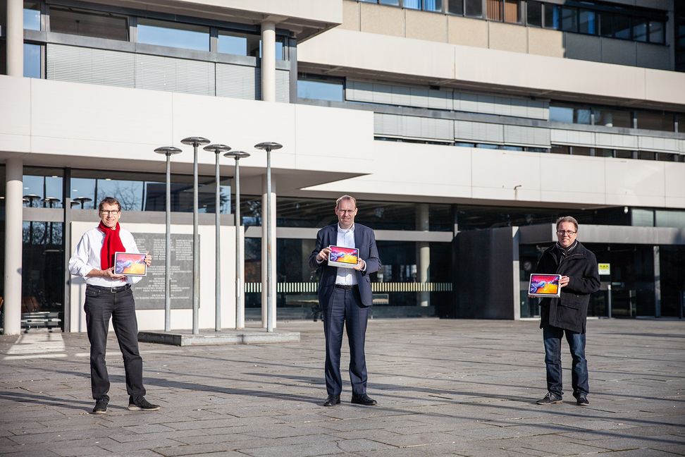 Oberbürgermeister Dr. Bernd Vöhringer (Mitte), der Maichinger Ortsvorsteher Wolfgang Stierle (rechts) und der Darmsheimer Ortsvorsteher Martin Lambert (links) bei der Übergabe der Tablets vor dem Sindelfinger Rathaus.