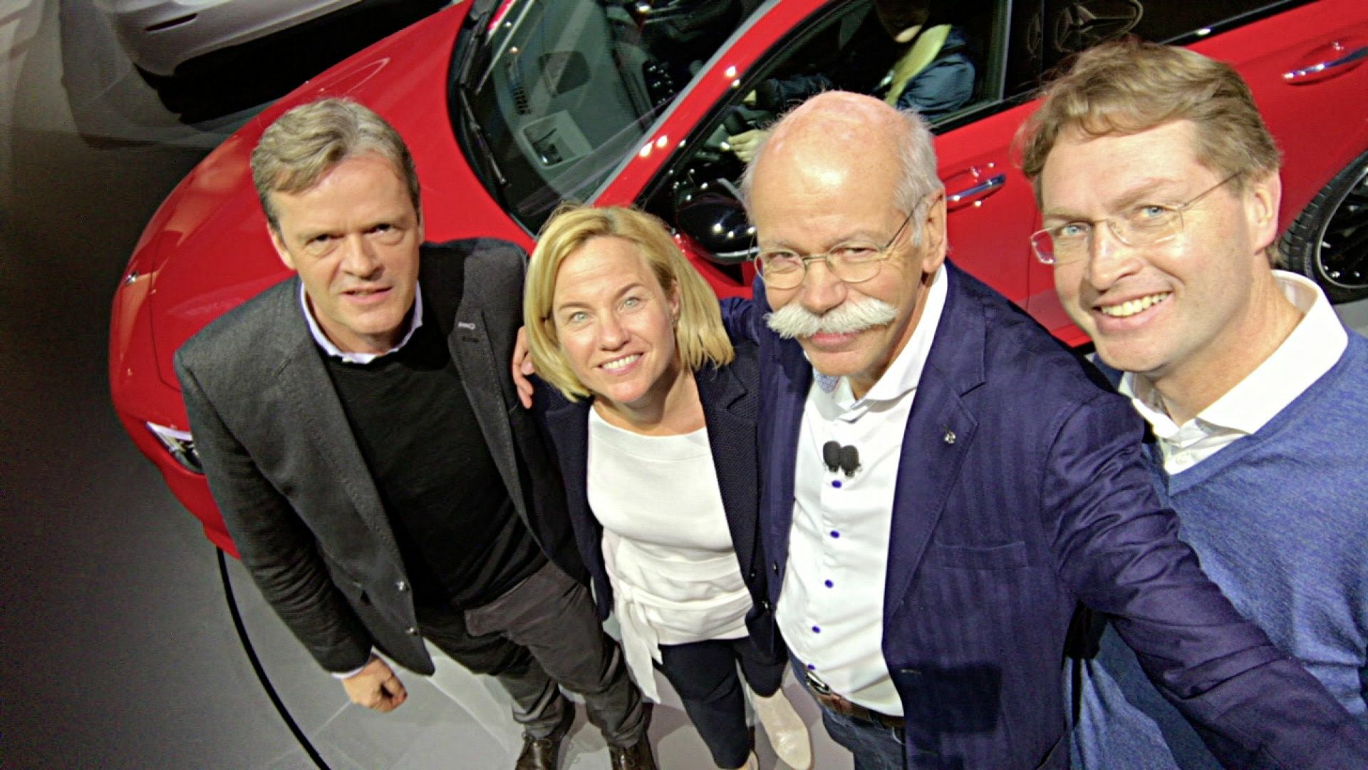 Markus Schäfer (links) zusammen mit Britta Seeger, zuständig für den Mercedes-Vertrieb, Daimler-Chef Dieter Zetsche und Ola Källenius bei der Vorstellung der neuen A-Klasse in Amsterdam. Bild: z