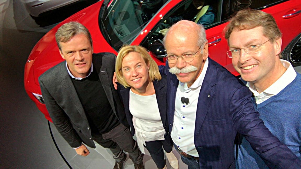 Markus Schäfer (links) zusammen mit Britta Seeger, zuständig für den Mercedes-Vertrieb, Daimler-Chef Dieter Zetsche und Ola Källenius bei der Vorstellung der neuen A-Klasse in Amsterdam. Bild: z