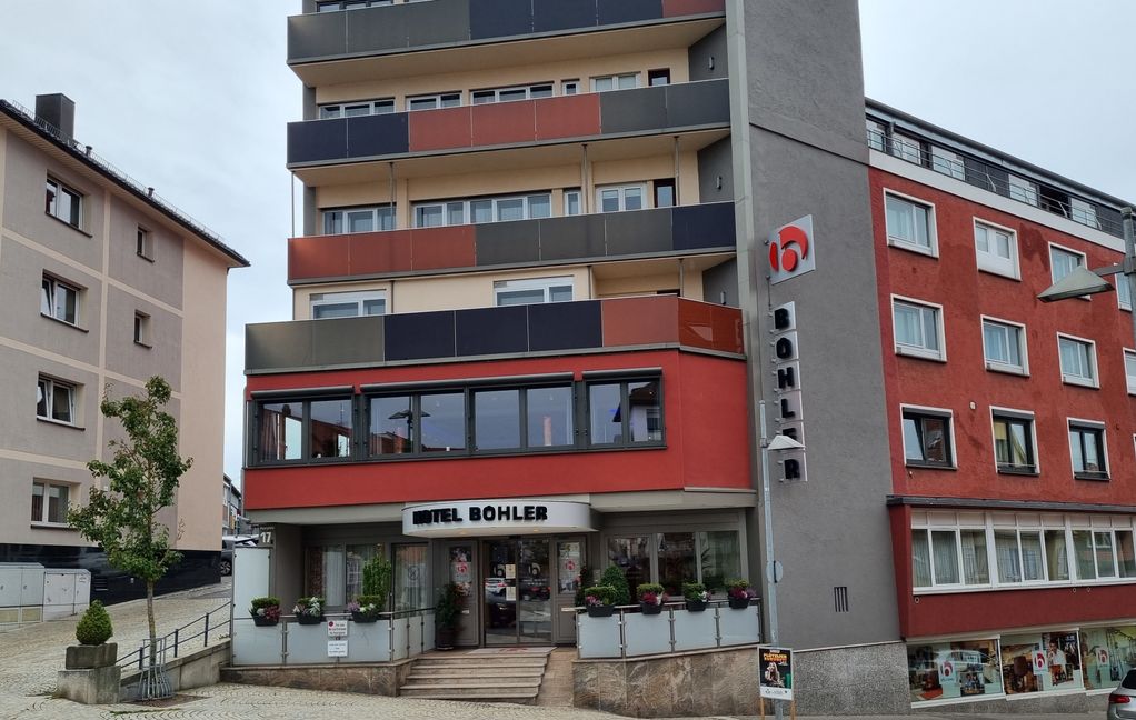 Das Hotel Böhler ist seit den 1950er jahren eine feste Institution auf dem Böblinger Postplatz. Mit einem blauen Auge kommt der Betrieb durch die Corona Pandemie, sagt Hotelier Manuel Böhler.   Bild: Hamann