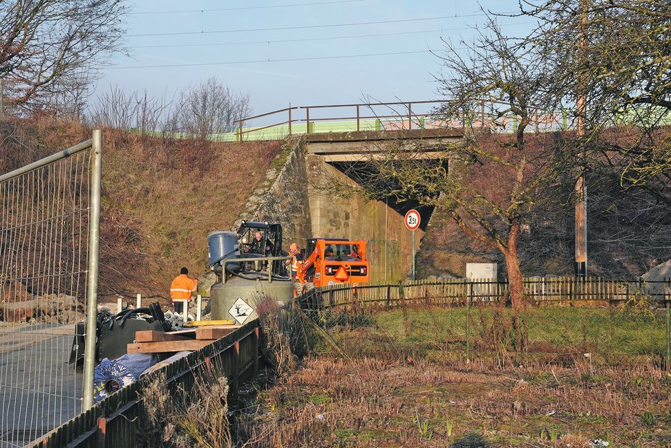 Eine Sanierung der Bahnbrücke ist nicht mehr möglich. Deshalb wird sie nun komplett erneuert. Bild: Nüßle
