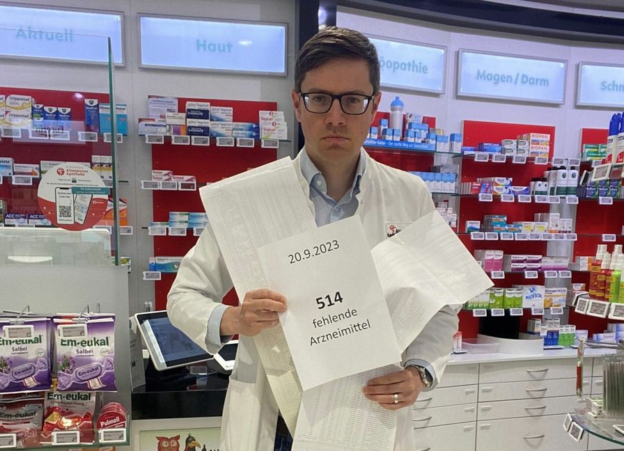 Dr. Björn Schittenhelm mit einer Liste von 514 fehlenden Arzneimitteln. Bild: z