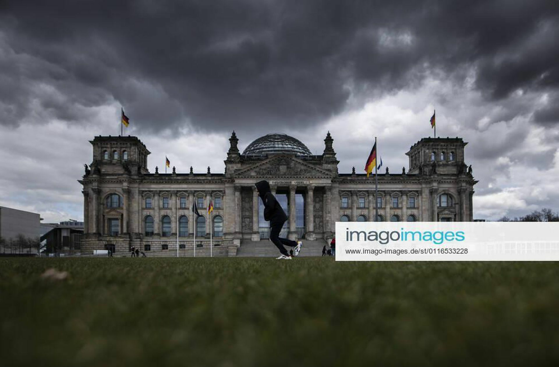 Dicke Mauern: schirmt der Reichstag die Politik von der Realität ab? Foto: Imago /Florian Gärtner
