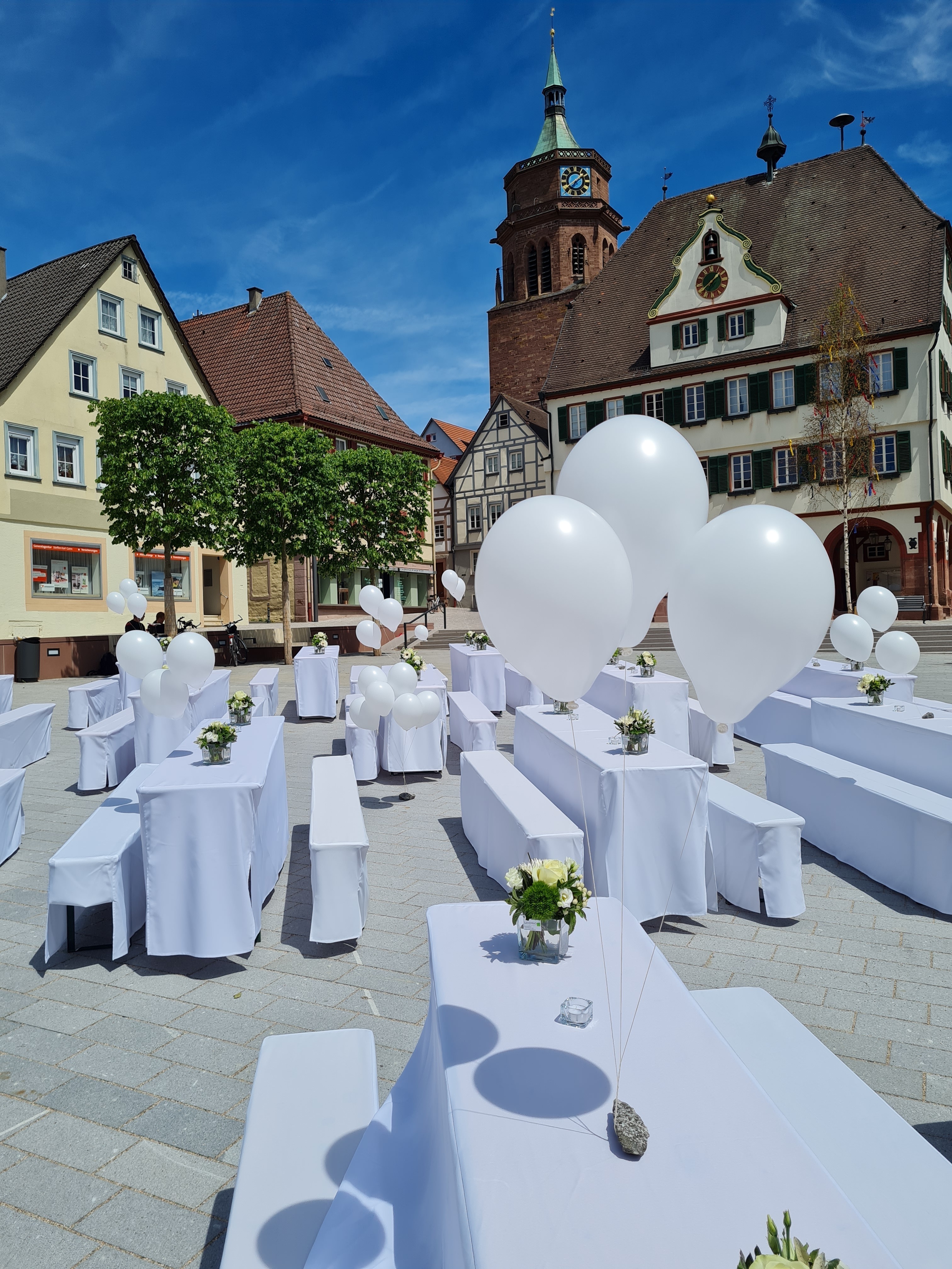 Am Samstag ist fast allöe weiß auf dem Raktplatz in Weil der Stadt. Bild: z