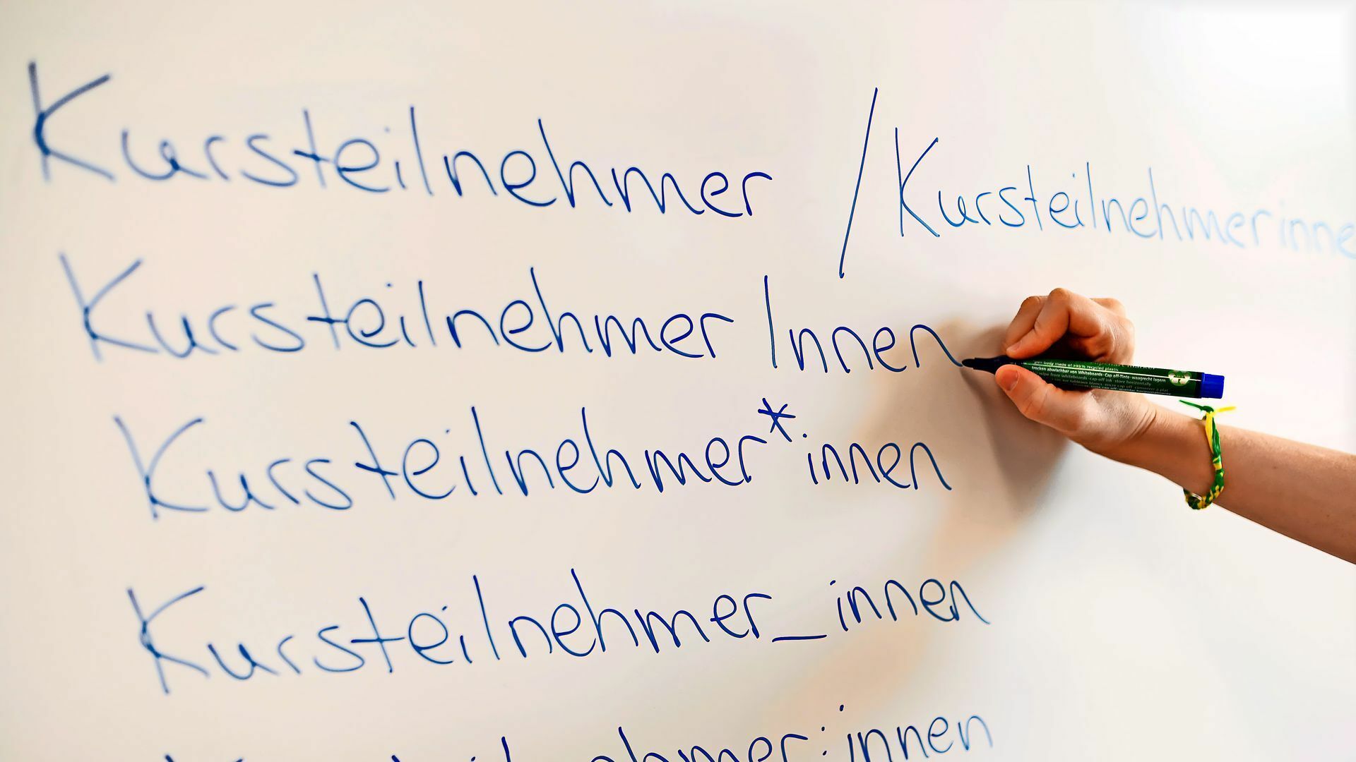 In der Verwaltungssprache im Land soll künftig nur noch die erste Zeile zur Anwendung kommen.       Foto: picture alliance/dpa/Uli..