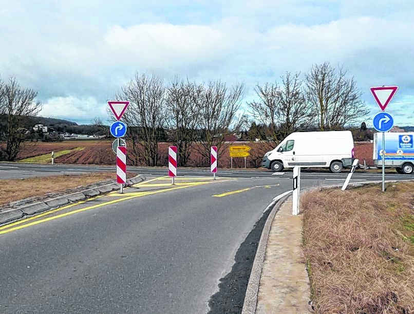 Einer der beiden Kreisverkehre, die bei Renningen die Verbindung zwischen den Bundesstraßen 464 und 295 bilden. Wer von der B 464 kommt, nach Renningen hineinfahren oder auf der B 295 in Richtung Weil der Stadt möchte, muss diesen Kreisverkehr ebenso nutzen, wie derjenige, der auf der Magstadter Straße Renningen verlässt oder der auf der B 295 aus Richtung Leonberg kommt und auf die B 464 fahren möchte. Bilder: Reichert
