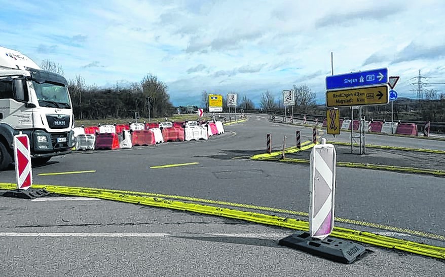 Wer heute von Warmbronn kommend auf die B 295 einfährt, darf rechts abbiegen. Künftig soll die Straße, die K 1008, nicht mehr direkt in die B 295 einmünden.