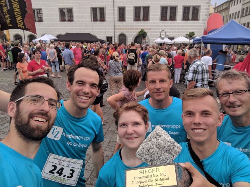 Dr. Christian Röhm (Zweiter von links) beim Torgauer Citynachtlauf mit den Läufern der TZ-Mediengruppe. Außerdem am Start: Sebastian Lindner, Elisa Perz, Nico Wendt, Roger Weber und Andreas Plaul (von links).	Bild: z