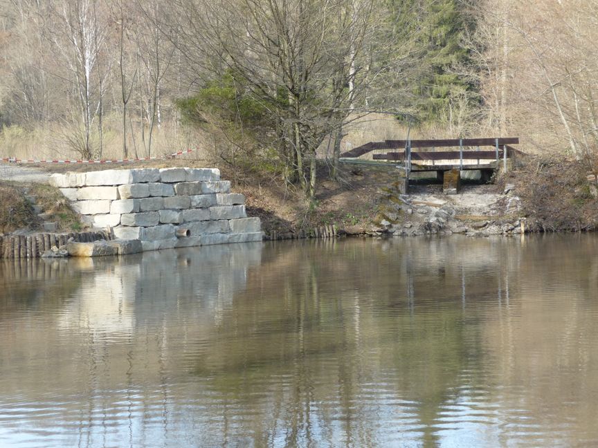 Der Angelsportverein Magstadt hat die Stützmauer des Damms zwischen dem Hölzersee und seinem Überlauf (unterer Hölzersee) erneuert und in diesen wieder Wasser eingelassen. Bild: Reichert