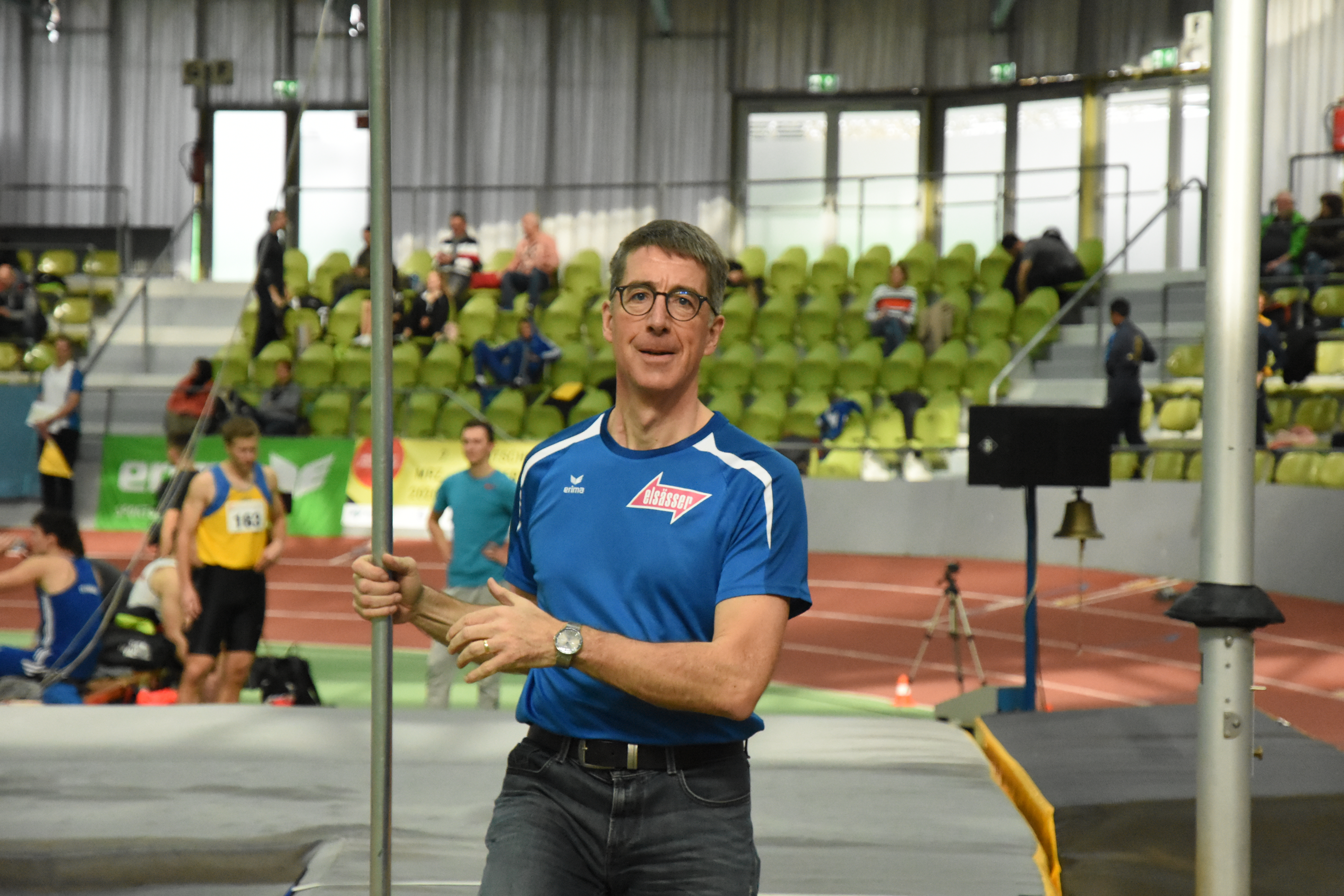 Sindelfingens Leichtathletik-Abteilungsleiter Jürgen Kohler packt bei den Vveranstaltungen der Blau-Weißen auch mit an. Bild: Schüttke
