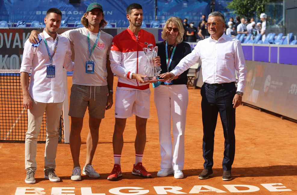 Novak Djokovic (Mitte) 2021 nach dem Turnier in Belgrad mit seinen Eltern Dijana und Srdjan sowie seinen Brüdern  Djordje and Marko
 Foto: imago/Aleksandar Djorovic