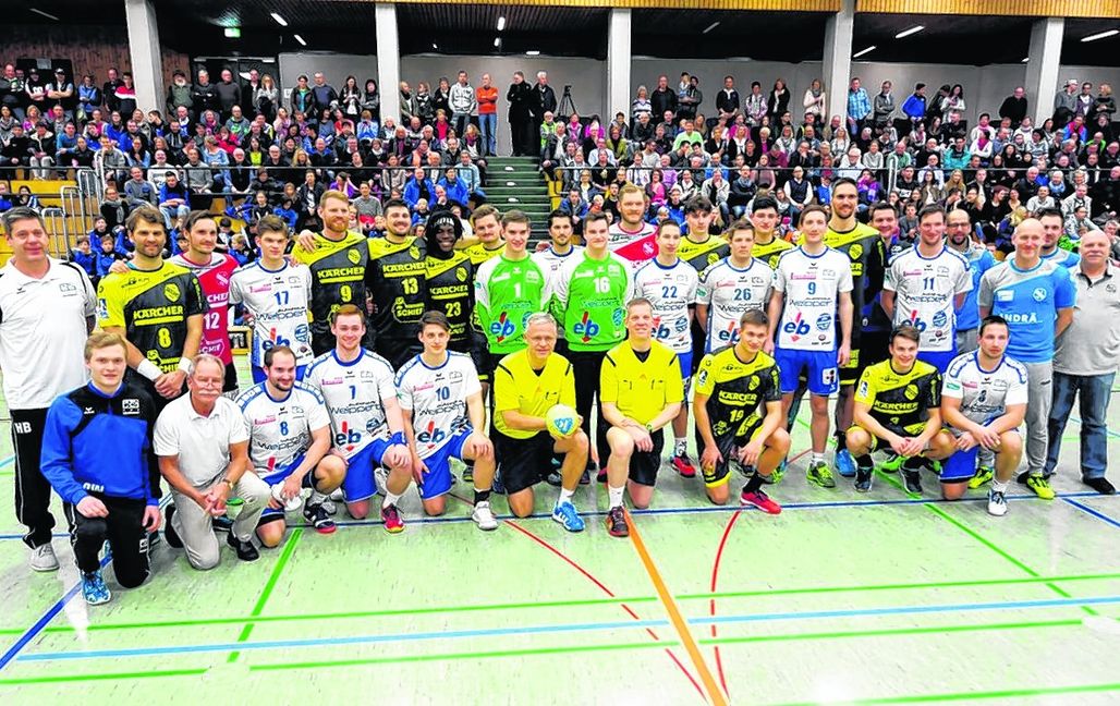 Gemeinsames Gruppenbild vor dem Spiel. Bilder: automotorart