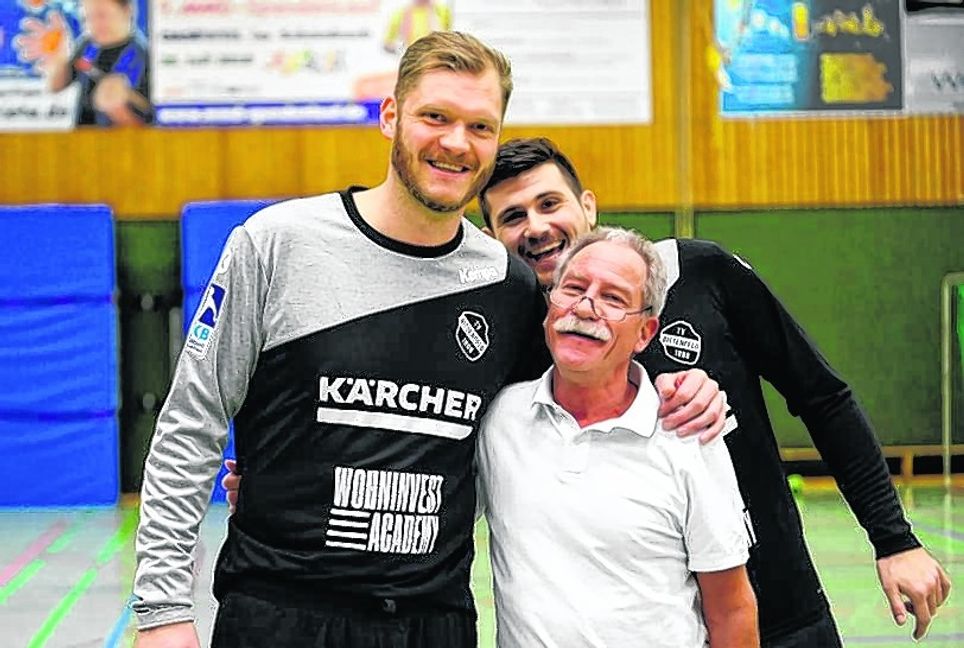 Kennen sich aus gemeinsamen DHB-Zeiten: Jogi Bitter (links) nimmt Dr. Ulrich Dobler in den Arm. Das freut auch Robert Markotic.