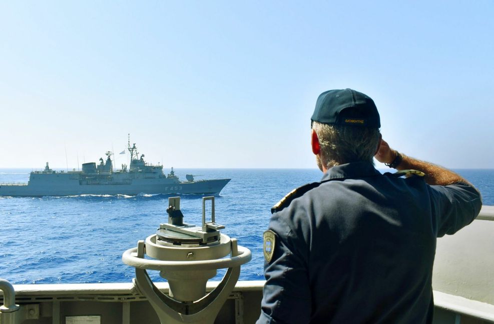 Ein Offizier salutiert während einer Militärübung im östlichen Mittelmeer an Bord eines griechischen Kriegsschiffs Ende August.