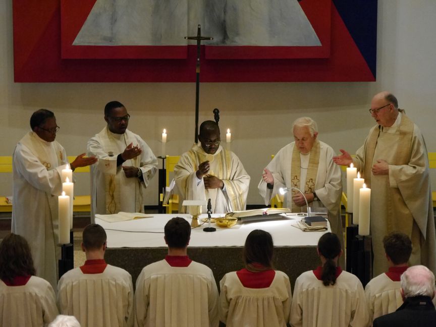 In der Maichinger Kirche wurde Dr. Kenneth Obinna Kurumeh als zuständiger Pfarrer in der Seelsorgeeinheit Magstadt-Maichingen feierlich eingeführt.   Bild: z