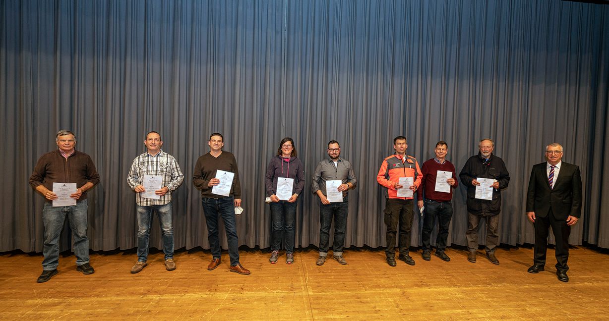 Bürgermeister Ekkehard Fauth (rechts) ehrte in der Sonnenberghalle in Aidlingen nachträglich auch die Bürger, die sich 2020 und 2021 in Vereinen oder Organisationen verdient gemacht hatten. Auf unserem Foto von links: Manfred Dreher, Thomas Pfann, Timo Vetter, Anja Walz, Michael Bär, Lutz Märker, Bernhard Schneider und Martin Hochrein.        Bild: Richter
