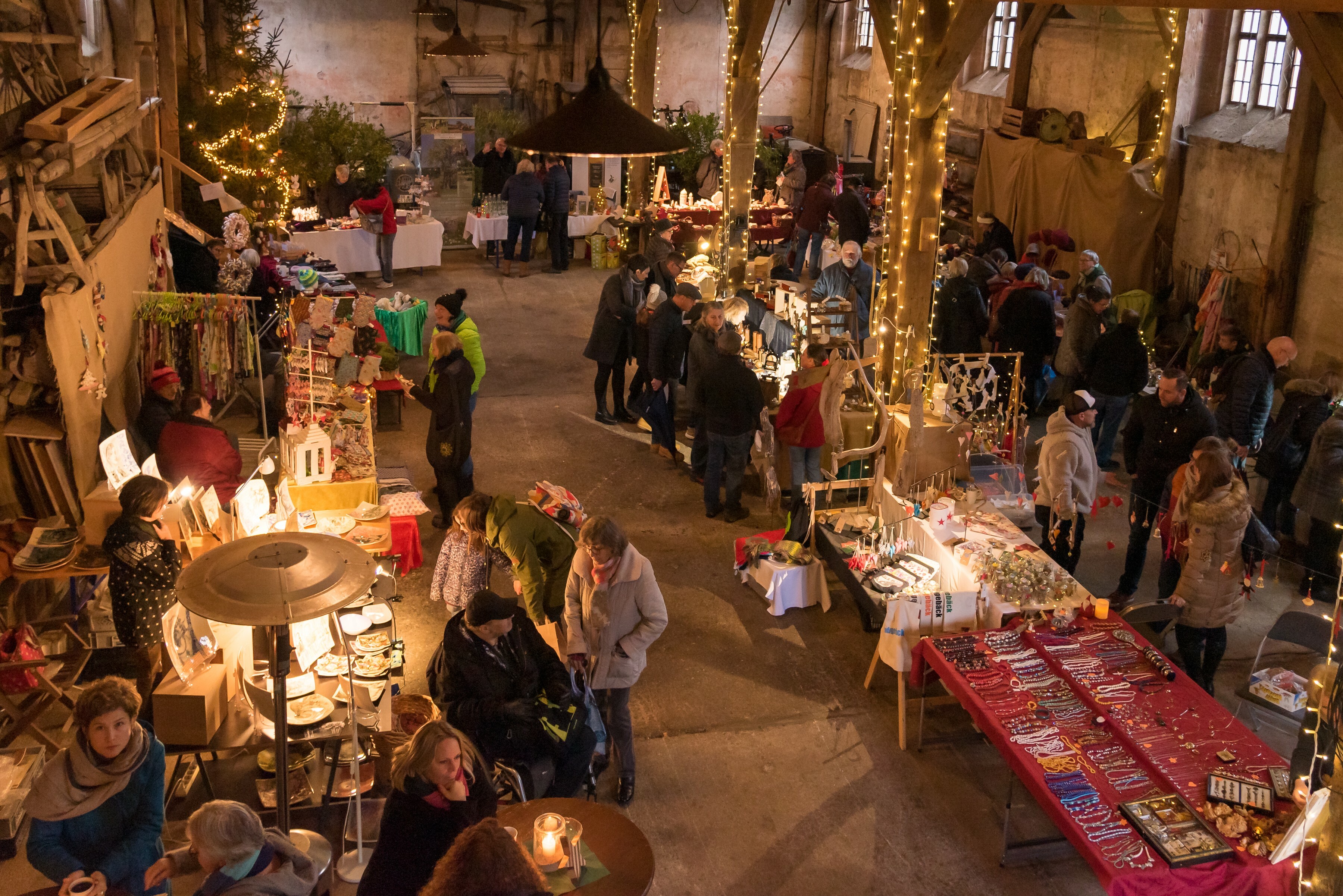 Heimelige Atmosphäre, eine breite Palette von Ausstellern, der Maurener Weihnachtsmarkt ist mit ein Highlight im Reigen der Märkte. Bild: Nüßle