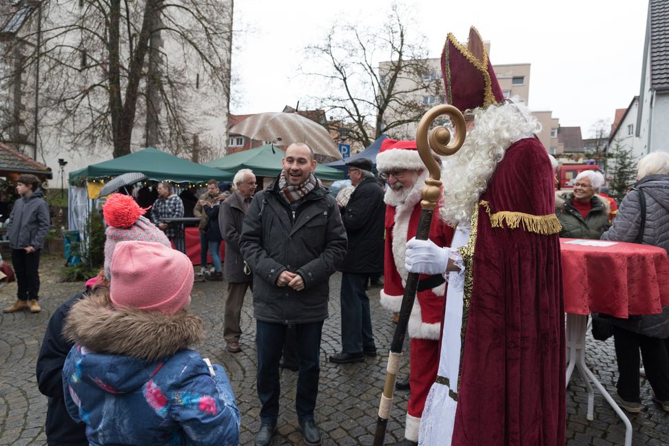 Der Weihnachtsmann brachte auch den Kindern am Stand der Grundschule eine kleine Überraschung.