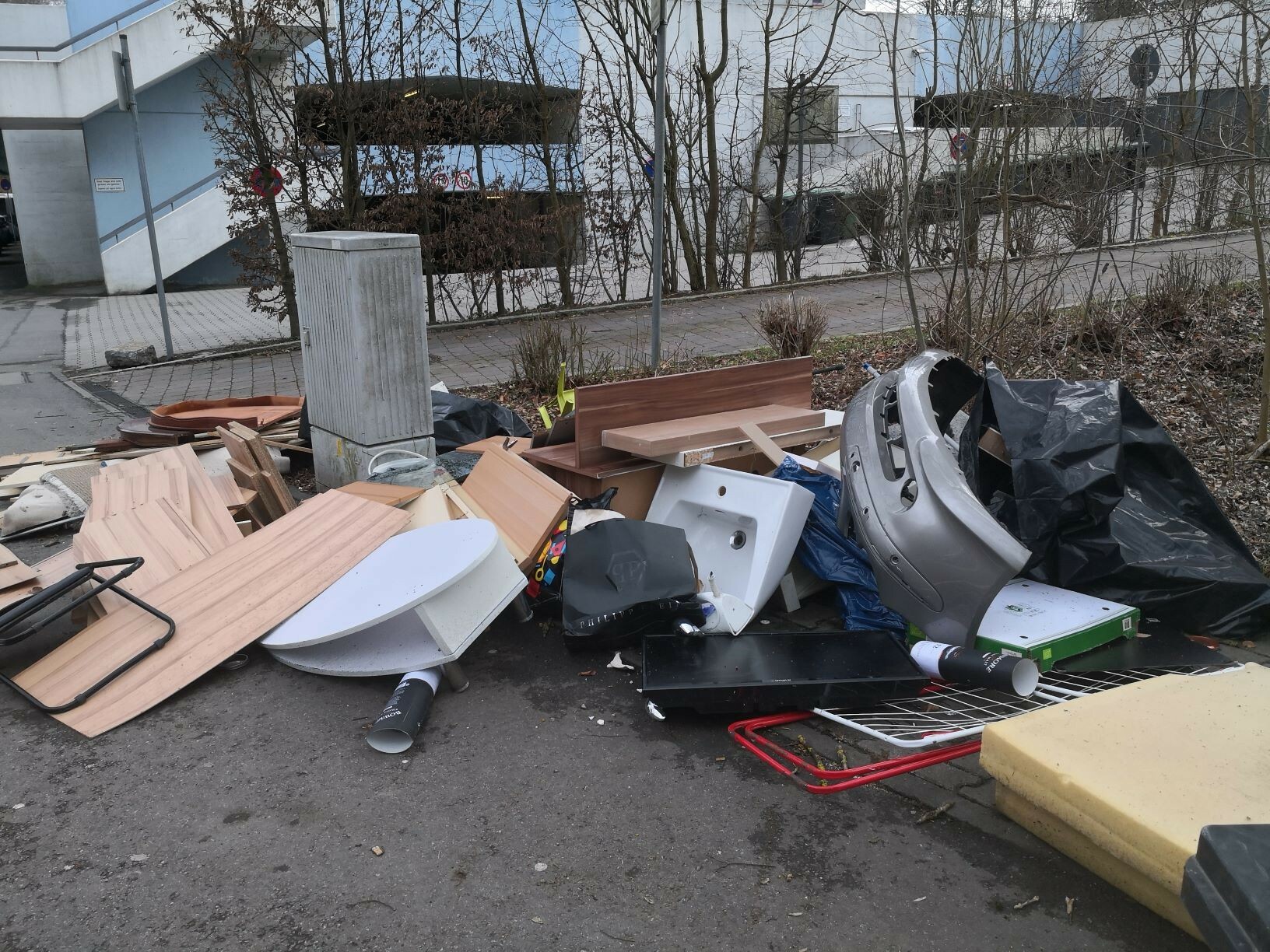 Wilder Müll sorgt im Eichholz für Ärger. Bild: z