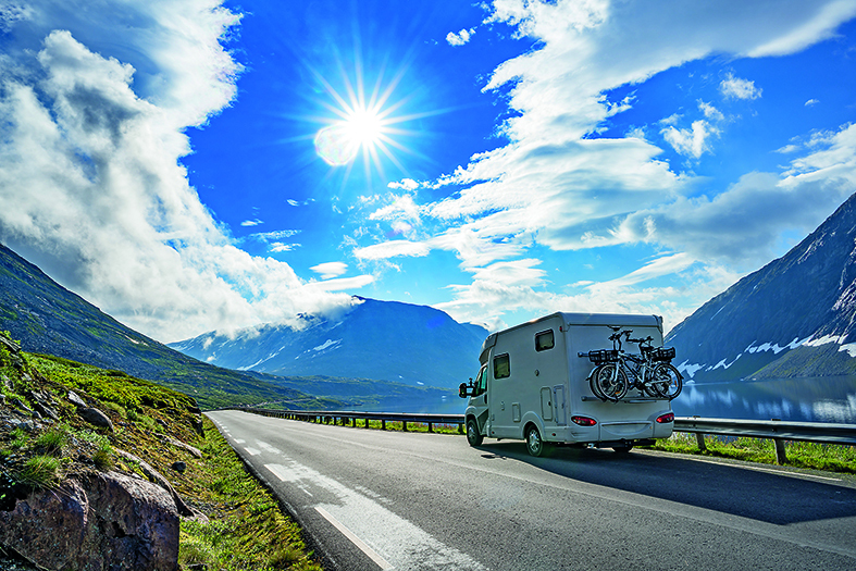 Bevor es auf die große Reise geht, treffen sich Caravan- und Camping-Fans am Wochenende erstmal bei der Motorworld auf dem Flugfeld.    Bild: Gowtham / Adobe Stock