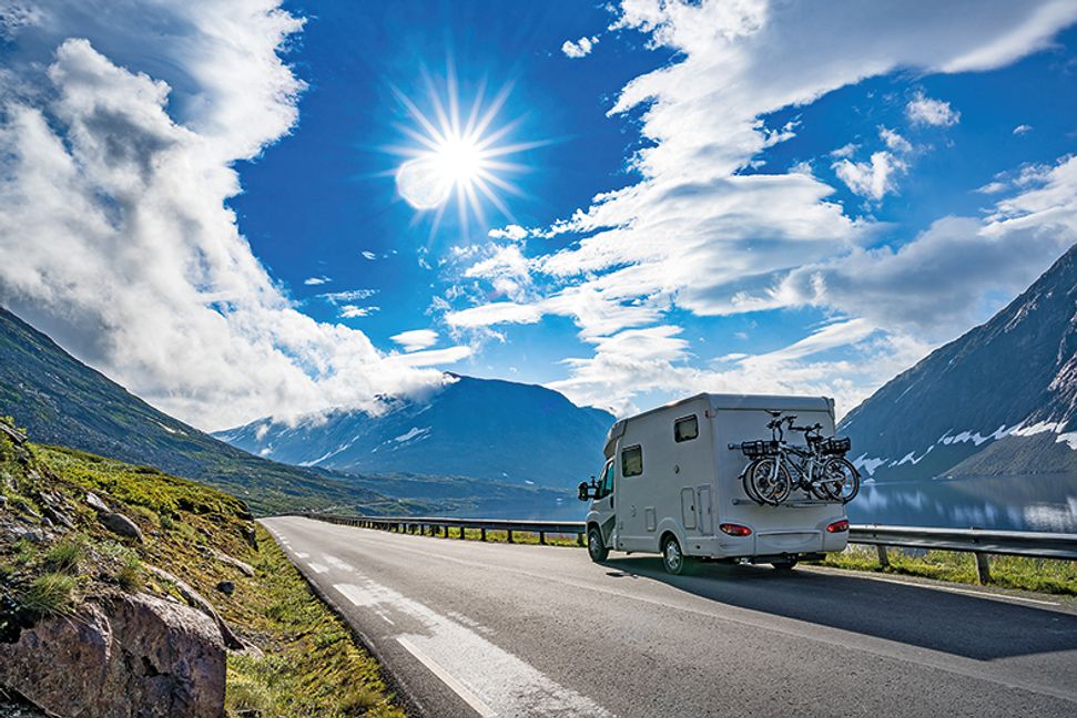 Bevor es auf die große Reise geht, treffen sich Caravan- und Camping-Fans am Wochenende erstmal bei der Motorworld auf dem Flugfeld.    Bild: Gowtham / Adobe Stock