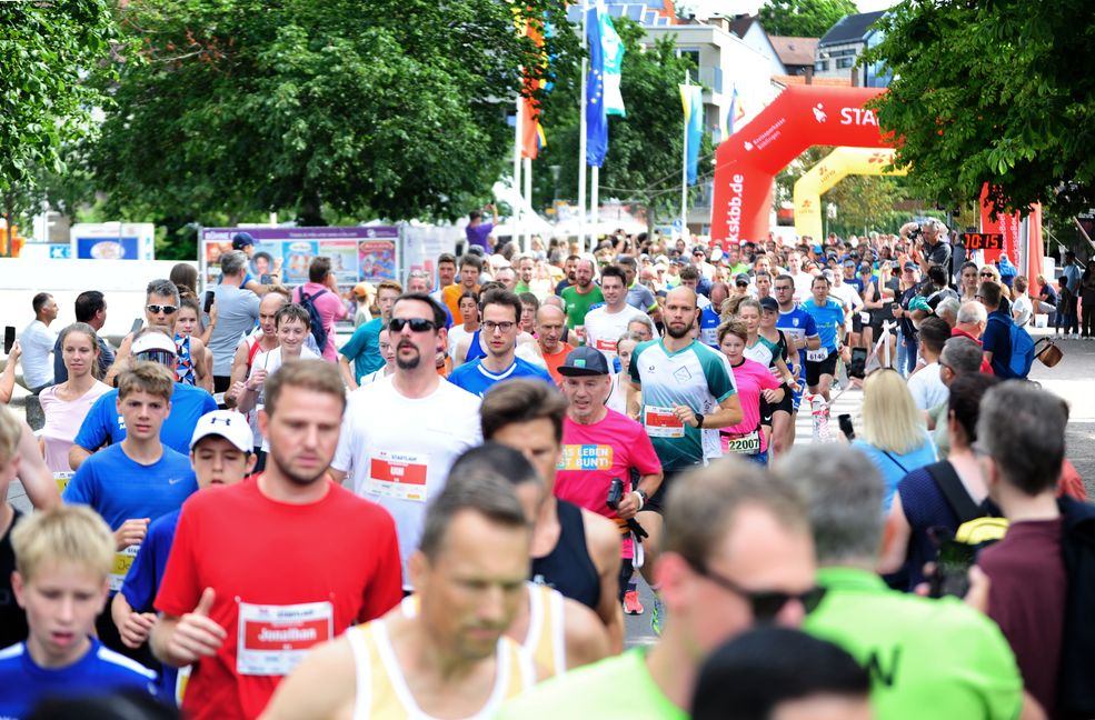Beim Stadt sind noch alle Lauferinnen und Läufer nahe zusammen. Auf der Strecke zieht sich dann das Feld auseinander. Bild: photostampe