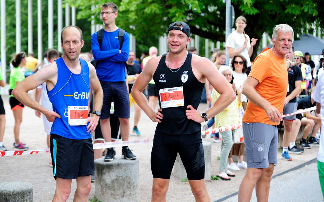 Robert Meyer (mitte) gewinnt erneut den Böblingern Stadtlauf. Bild: photostampe