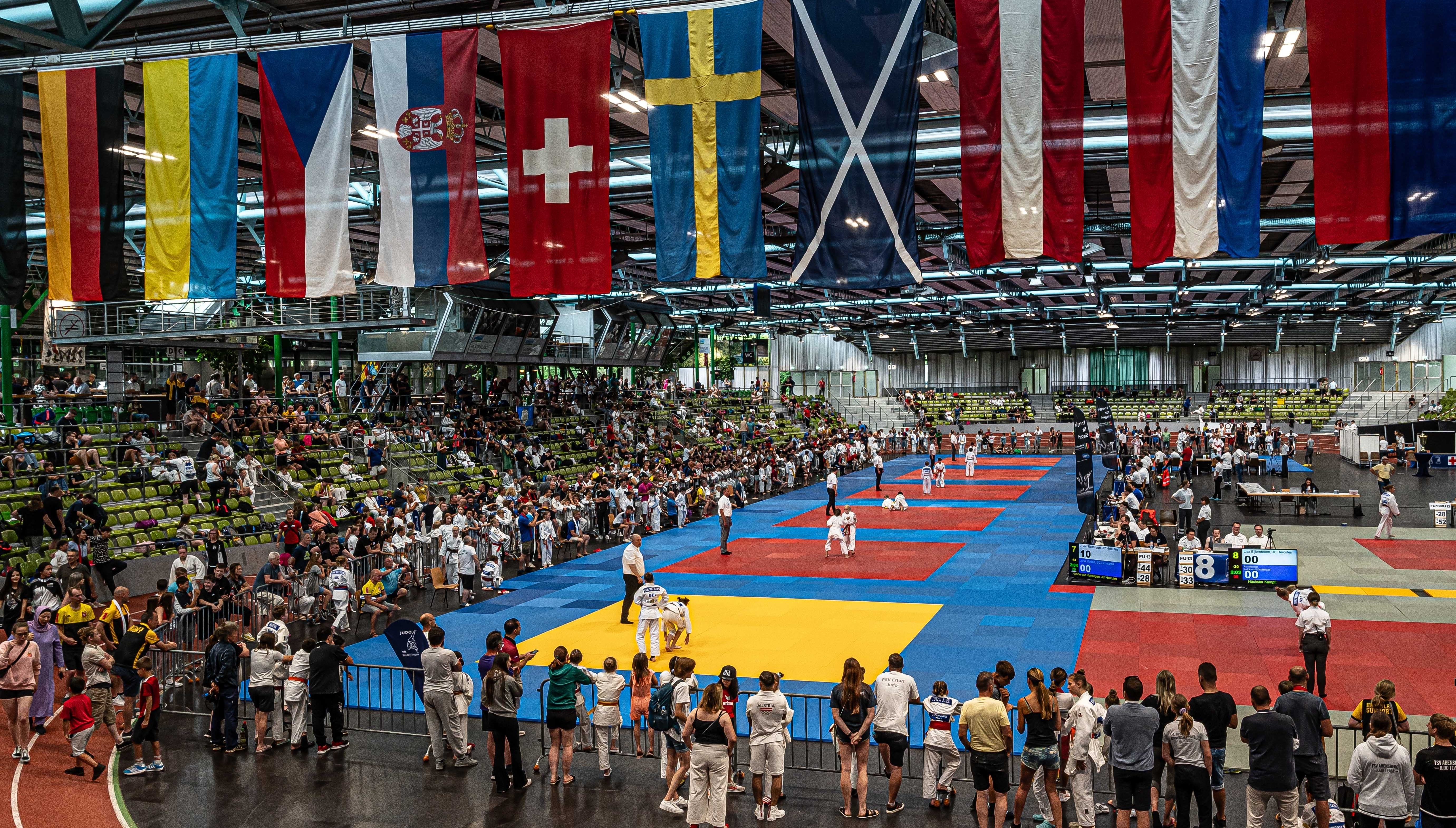Bunte Fahnen, Teilnehmer aus zig Ländern: So wie beim Judoturnier des VfL Sindelfingen zieht der Glaspalast auch weit über die Bundesgrenzen die Blicke auf sich.       Bild: Vilz/A