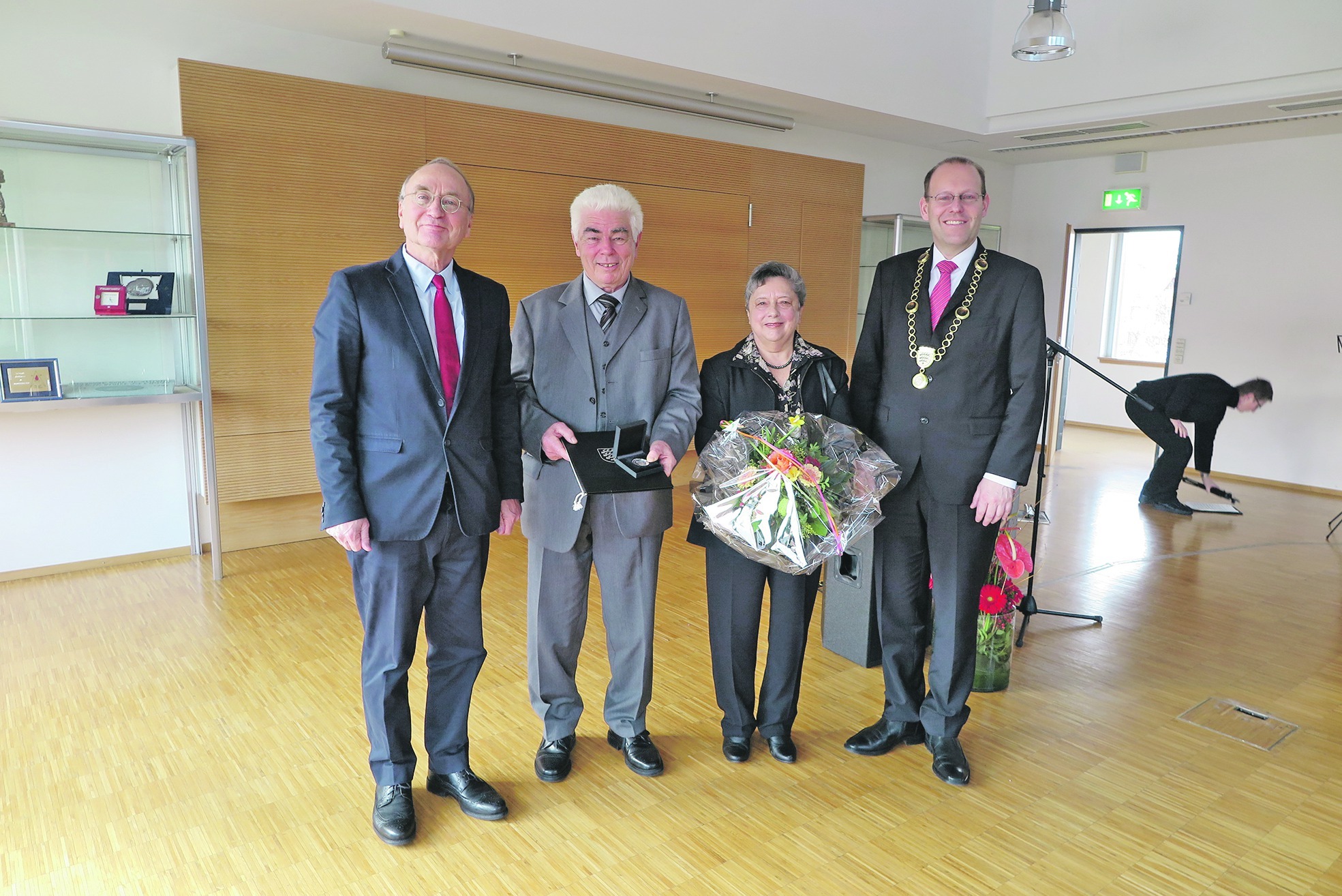 Hans Klemm (zweiter von links) und seine Frau Anneliese bei der Ehrung in der Sindelfinger Feuerwache mit dem früheren OB Dr. Joachim Rücker (links) und Sindelfingens Oberbürgermeister Dr. Bernd Vöhringer. Bild: Groß