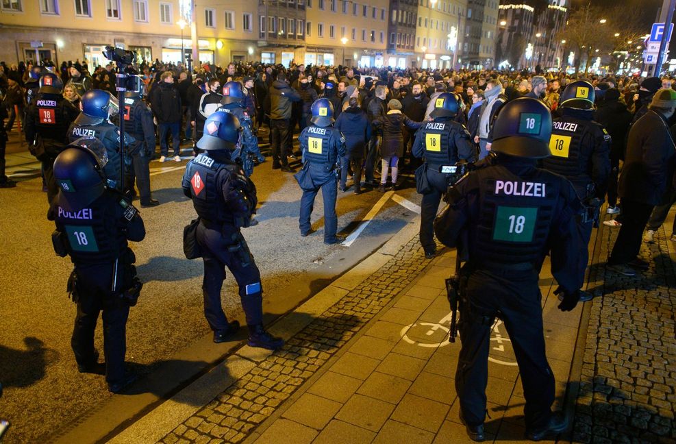 Zuletzt haben die Proteste gegen die Corona-Maßnahmen – wie hier Anfang Januar in Magedburg – wieder zugenommen.
Foto: dpa/Klaus-Dietmar Gabbert
