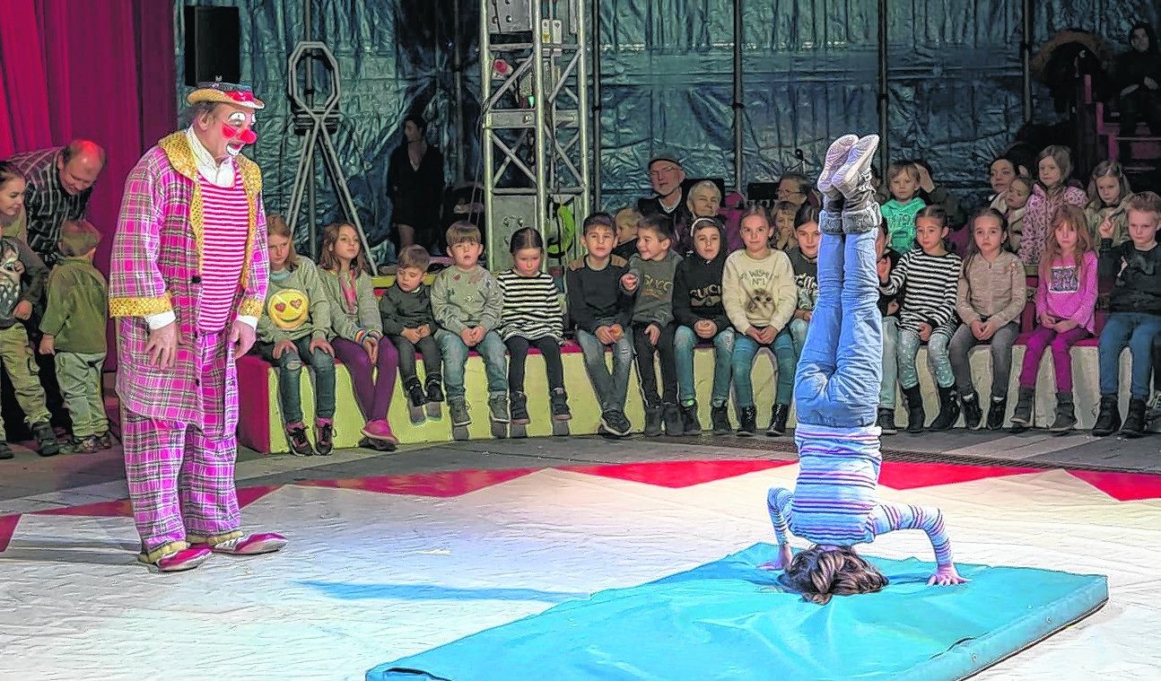 Bei Clown August sind die Kinder mitten drin im Geschehen. Bild: Nüßle