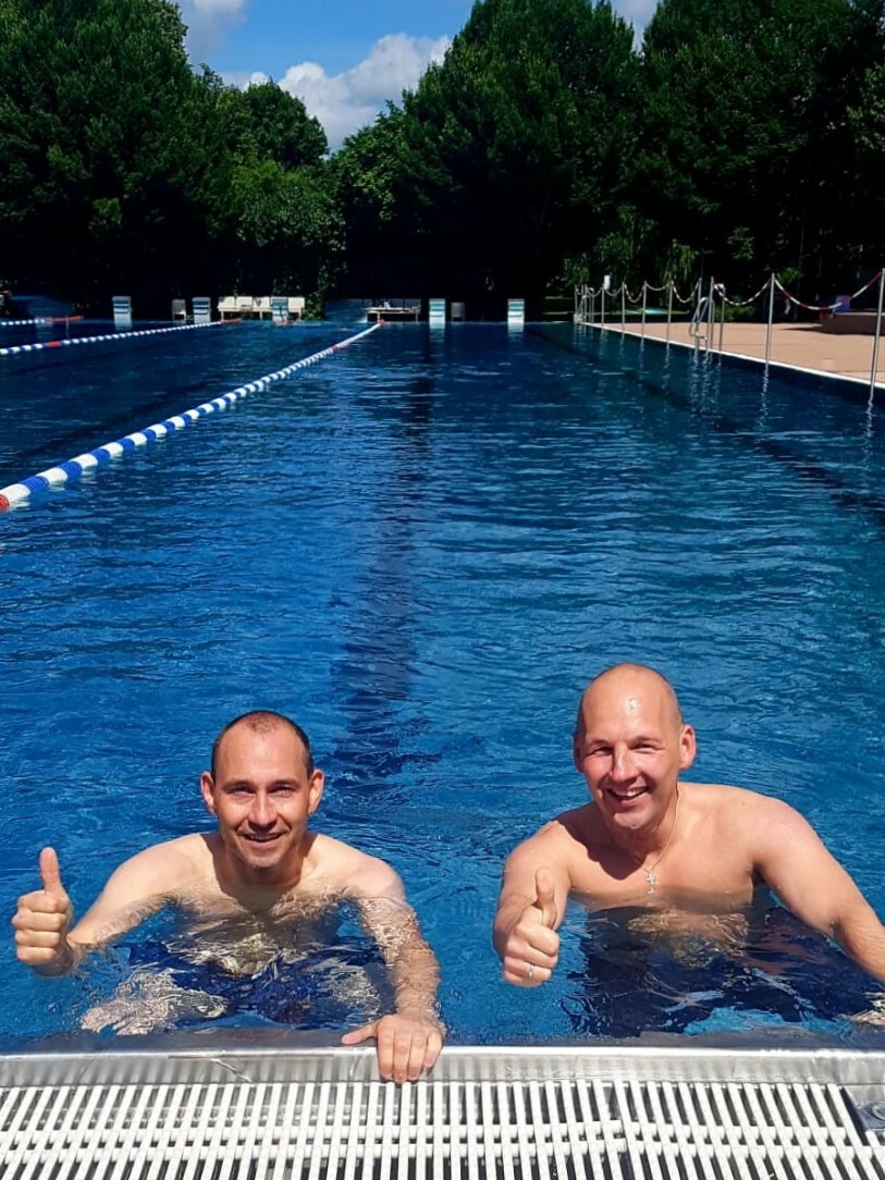 Böblingens Oberbürgermeister Dr. Stefan Belz (links) und der CDU-Bundestagsabgeordnete Marc Biadacz sind bei dem Charity-Schwimmen auch dabei. Bild: z