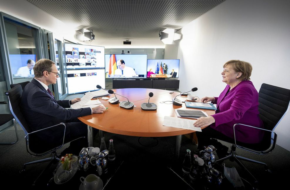 Bundeskanzlerin Angela Merkel bespricht sich mit den Ministerpräsidenten der Länder. Über die Rolle des informellen Gremiums in der Verfassung  muss noch debattiert werden. Foto: dpa/Guido Bergmann