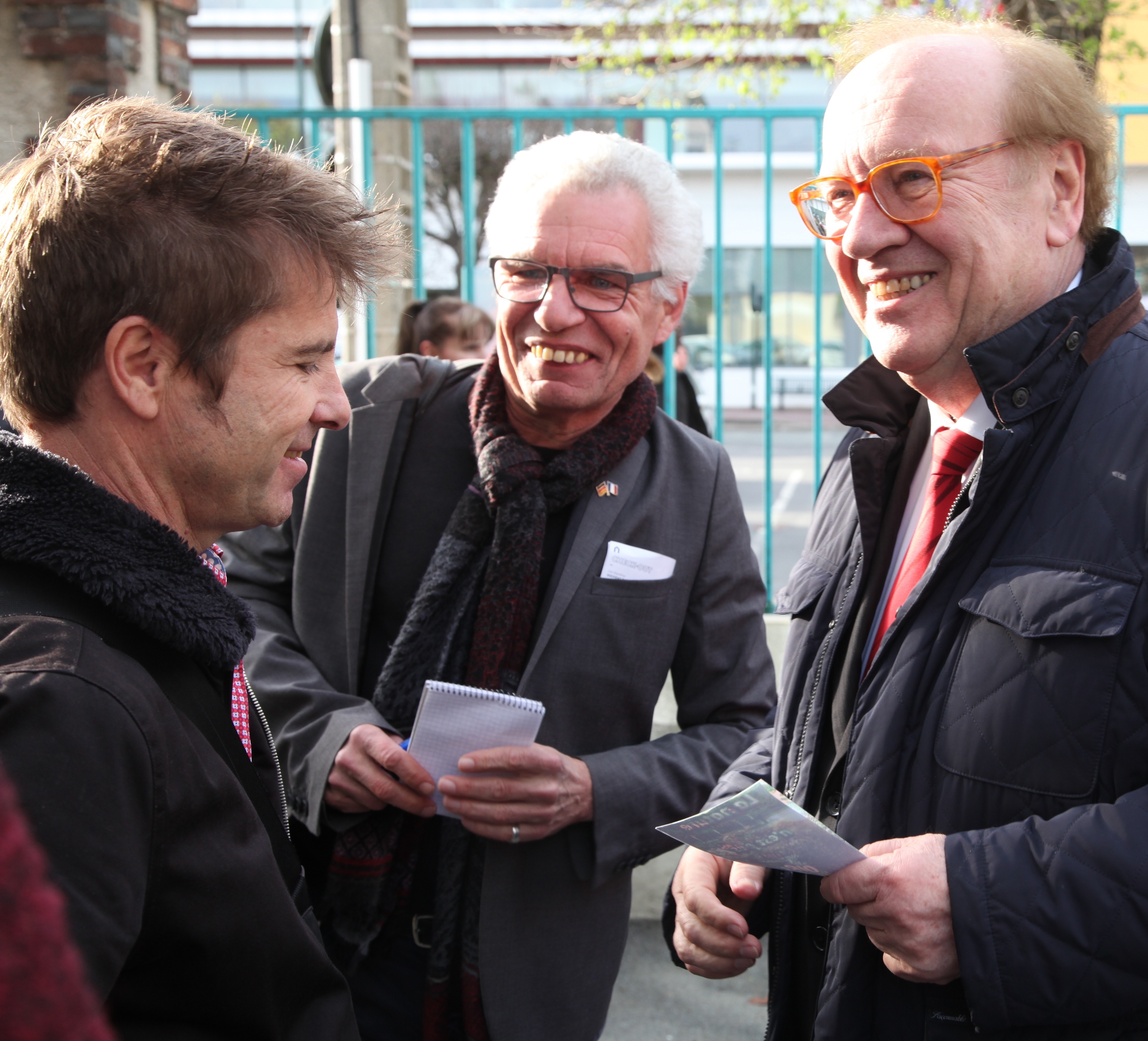 Bürgermeister Jean-Pierre Bechter, SZ/BZ-Mitarbeiter Peter Bausch und  Patrice Terraz, den Residenz-Fotografen von 2018 (von links)